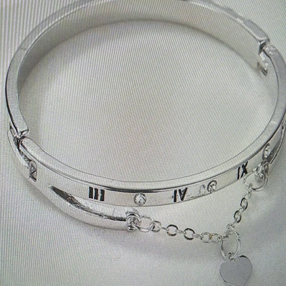 Roman Numeral Detail Rhinestone Decor Hart Charm Bangle - Picture 5 of 6